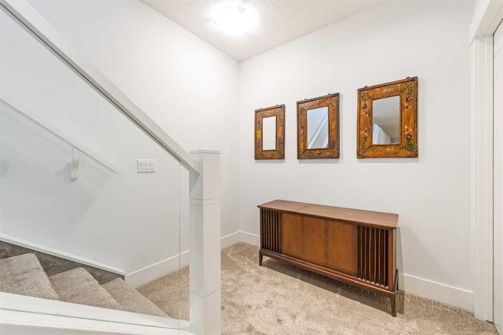 2027 42 Avenue Sw, Calgary, AB - Indoor Photo Showing Other Room