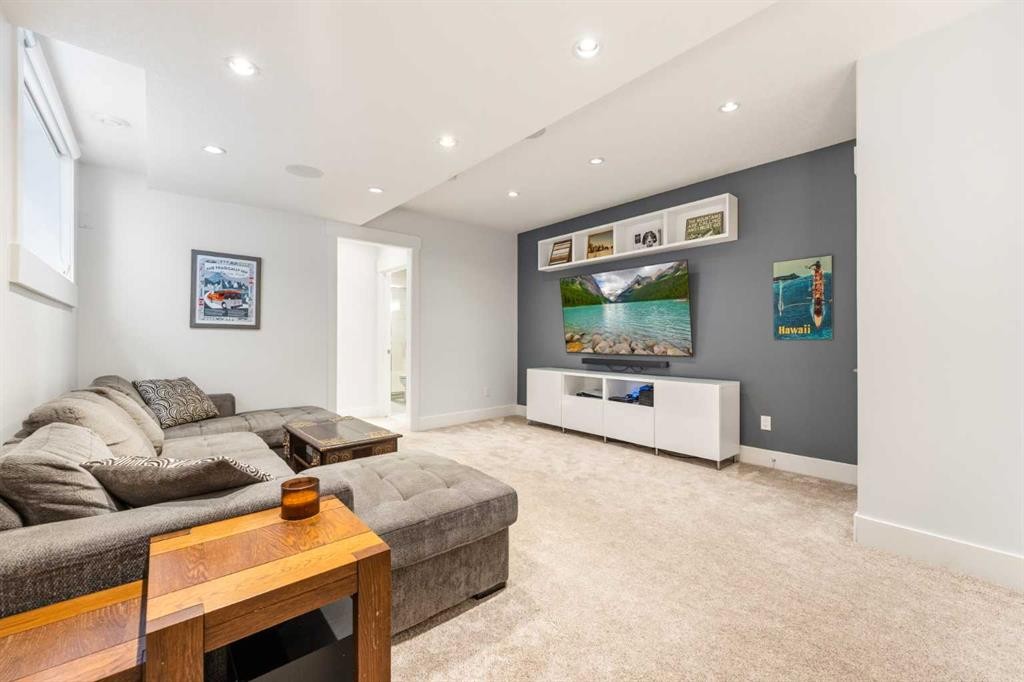 2027 42 Avenue Sw, Calgary, AB - Indoor Photo Showing Living Room