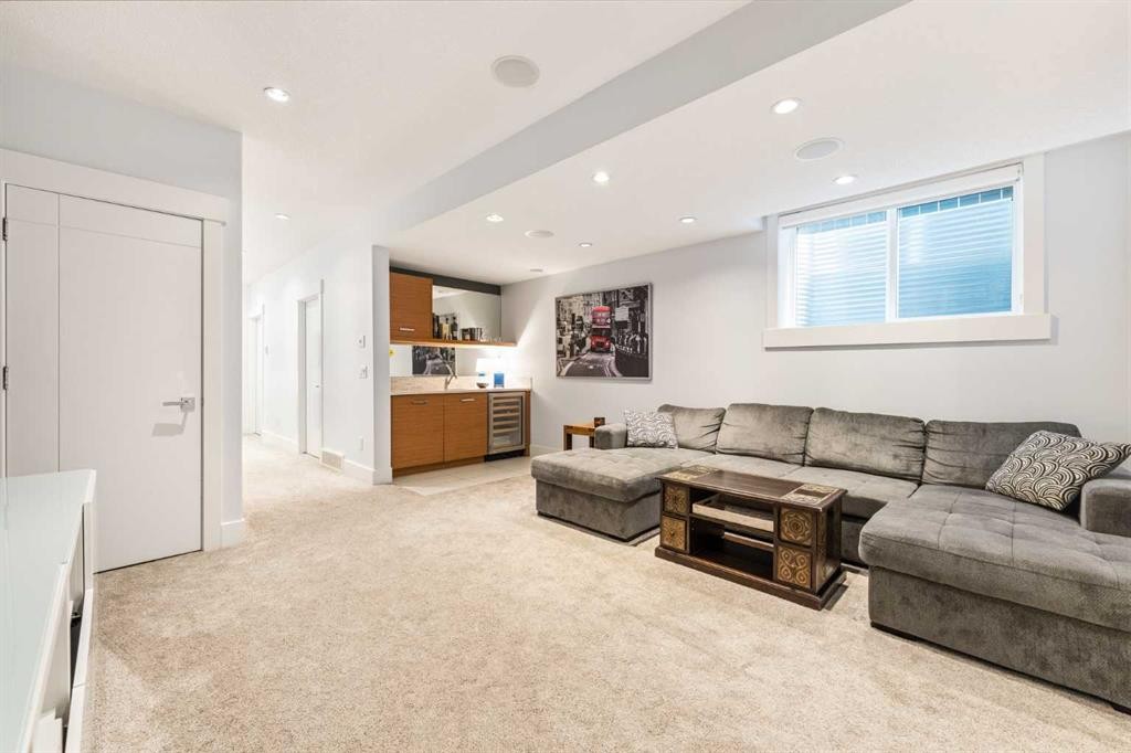 2027 42 Avenue Sw, Calgary, AB - Indoor Photo Showing Living Room