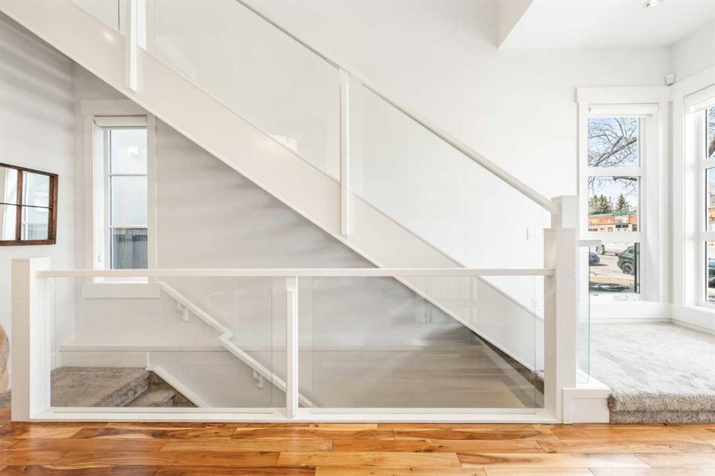 2027 42 Avenue Sw, Calgary, AB - Indoor Photo Showing Other Room