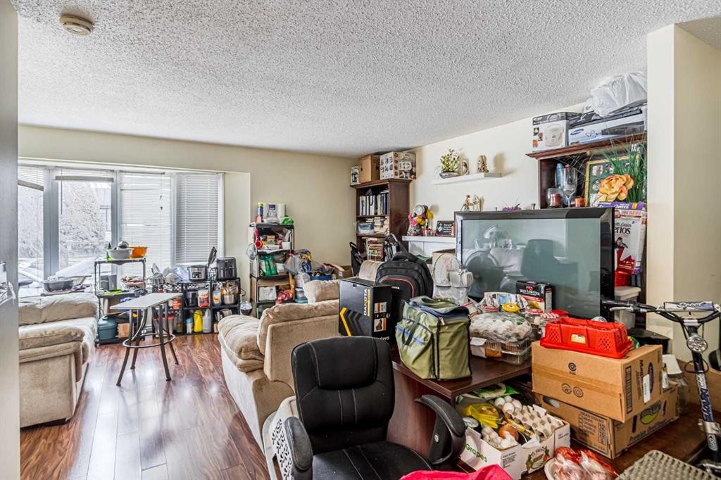 121 Margate Close Ne, Calgary, AB - Indoor Photo Showing Living Room