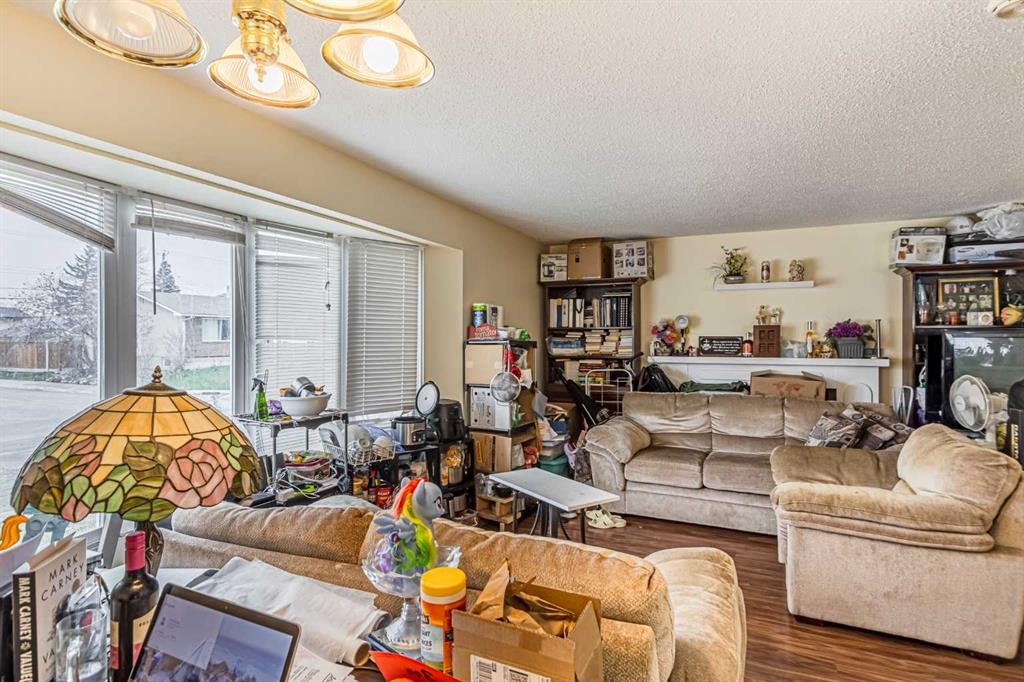 121 Margate Close Ne, Calgary, AB - Indoor Photo Showing Living Room
