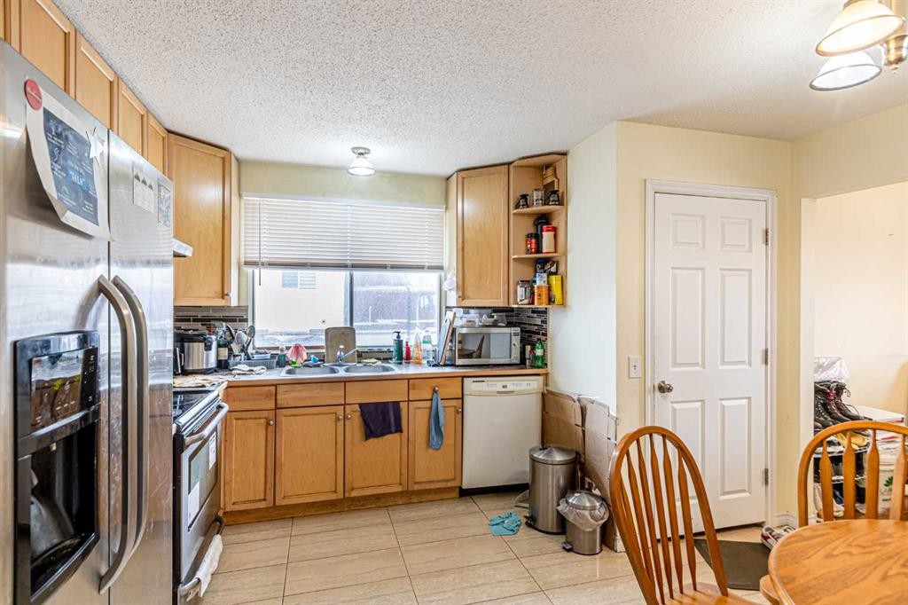121 Margate Close Ne, Calgary, AB - Indoor Photo Showing Kitchen With Double Sink