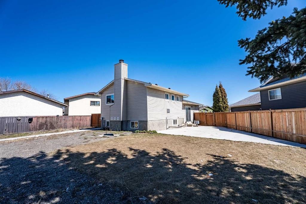248 Castledale Way Ne, Calgary, AB - Outdoor