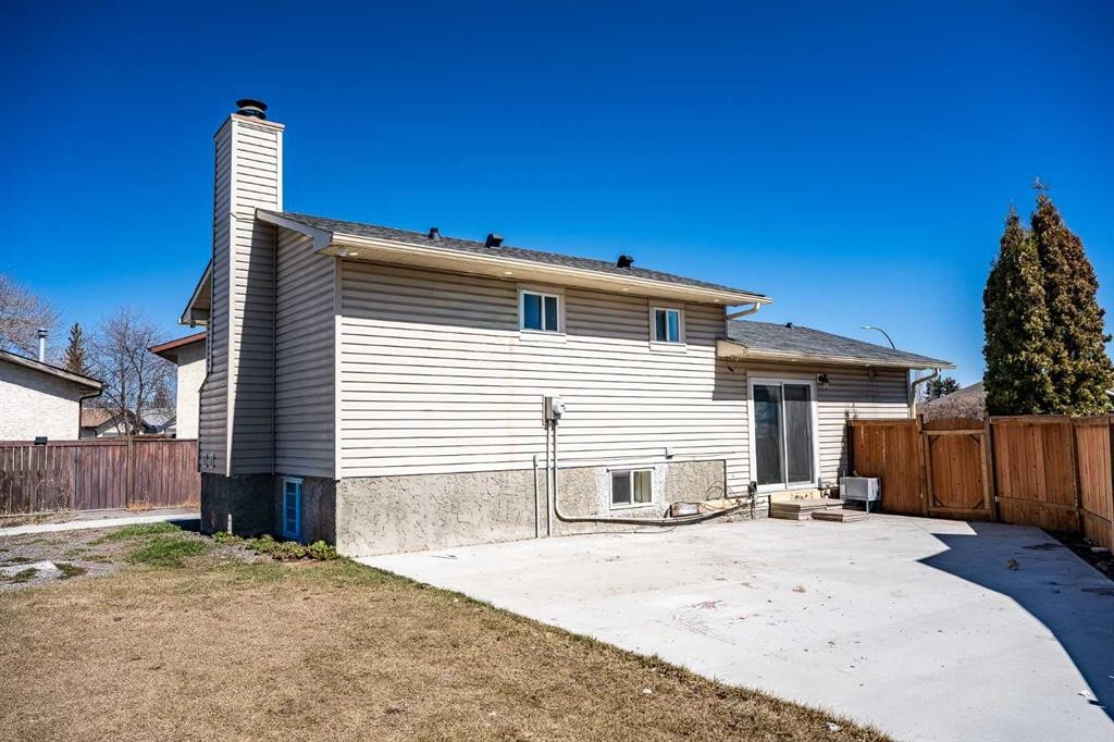 248 Castledale Way Ne, Calgary, AB - Outdoor