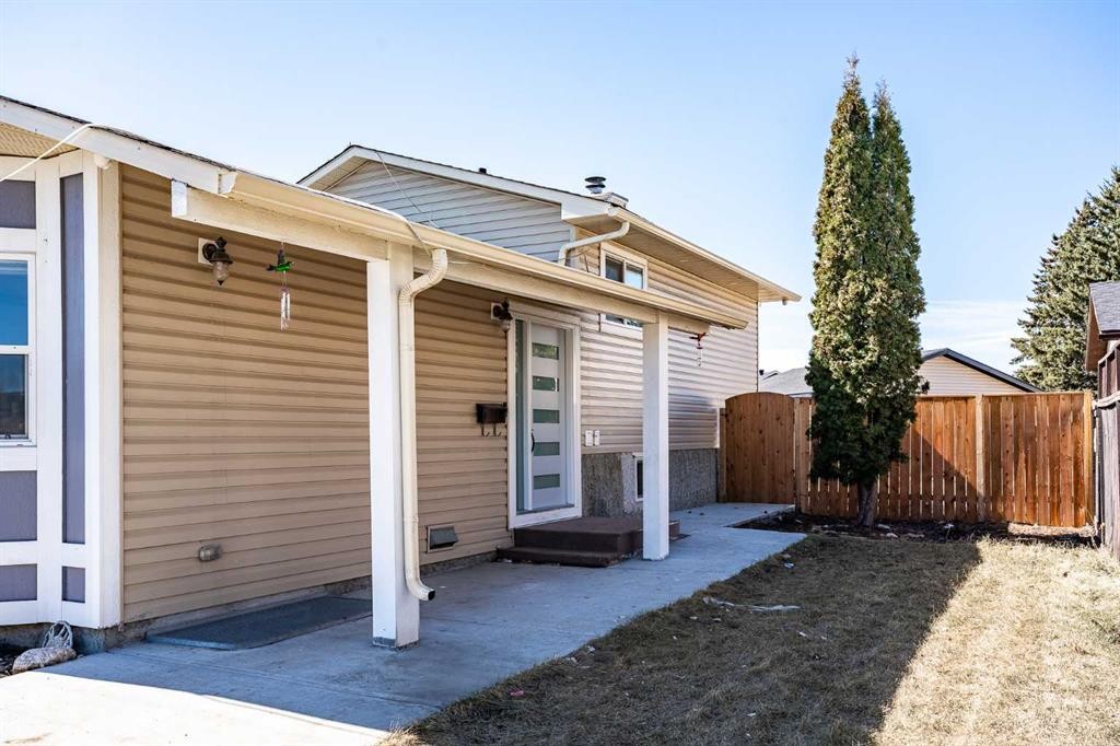 248 Castledale Way Ne, Calgary, AB - Outdoor
