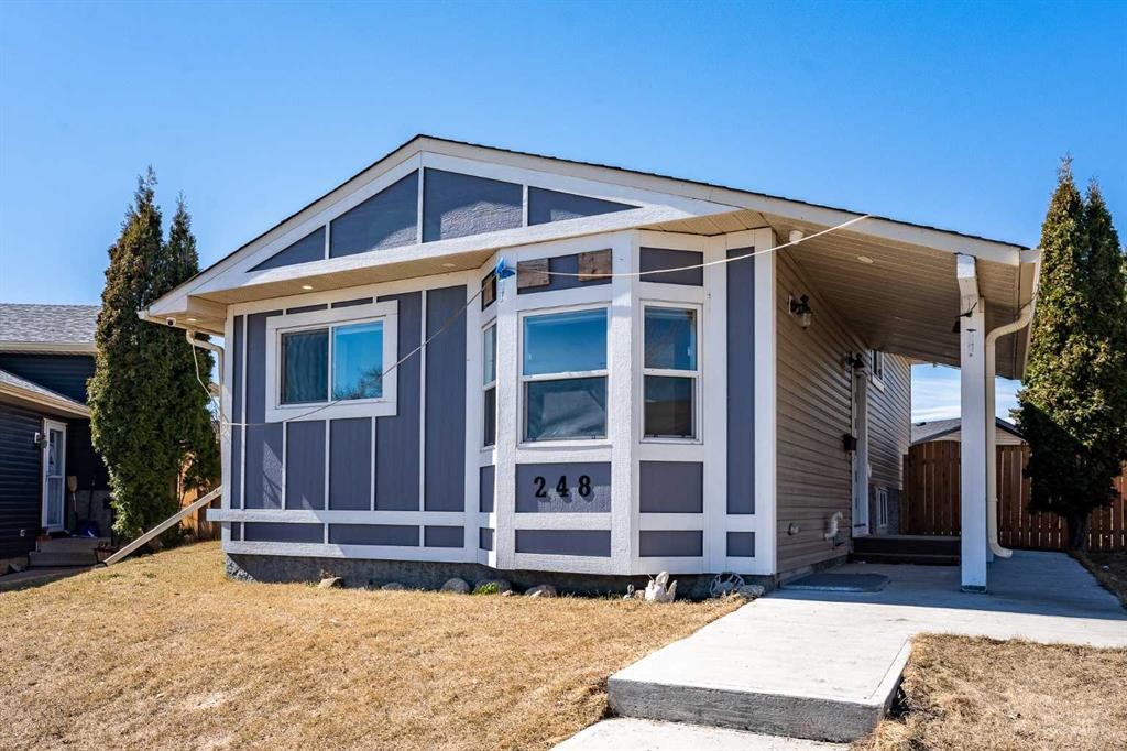 248 Castledale Way Ne, Calgary, AB - Outdoor