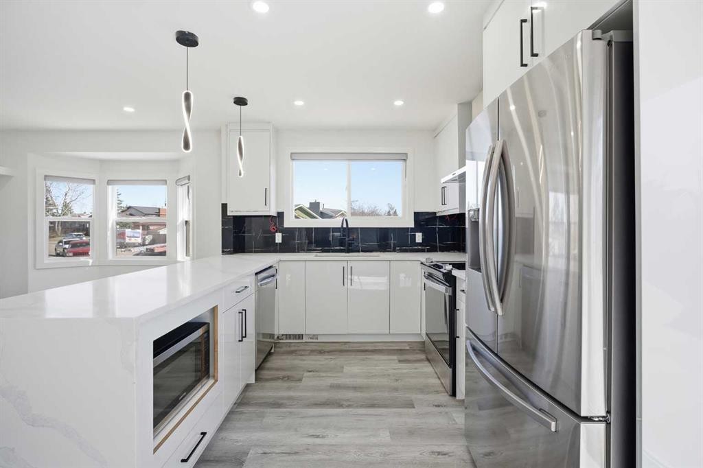 248 Castledale Way Ne, Calgary, AB - Indoor Photo Showing Kitchen With Stainless Steel Kitchen With Upgraded Kitchen