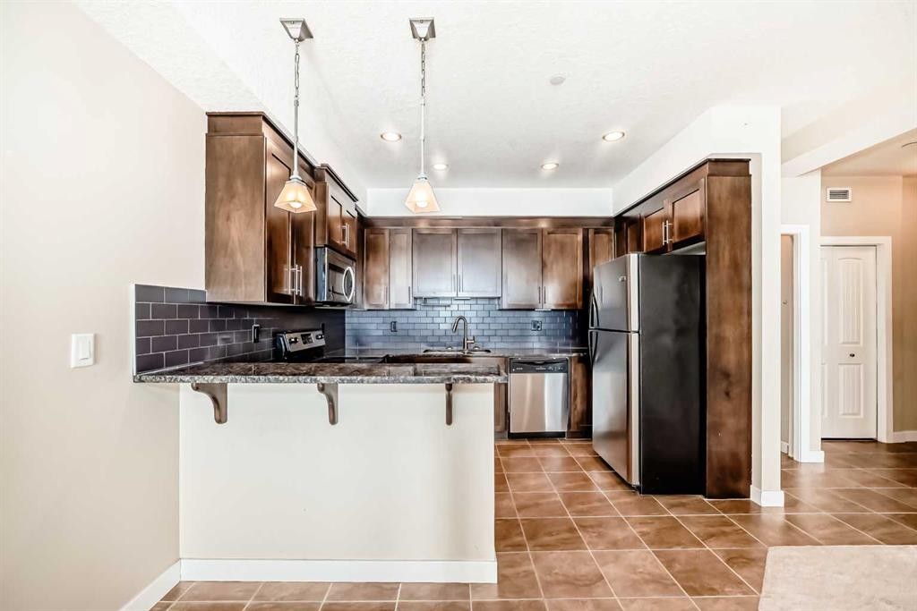 206-1005B Westmount Drive, Strathmore, AB - Indoor Photo Showing Kitchen With Upgraded Kitchen