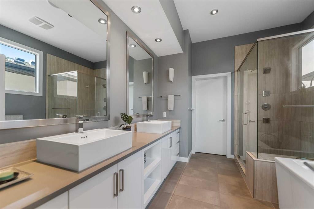 831 22 Avenue Nw, Calgary, AB - Indoor Photo Showing Bathroom