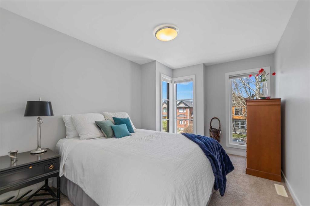 831 22 Avenue Nw, Calgary, AB - Indoor Photo Showing Bedroom