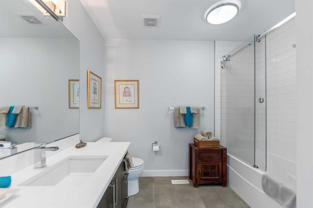 831 22 Avenue Nw, Calgary, AB - Indoor Photo Showing Bathroom