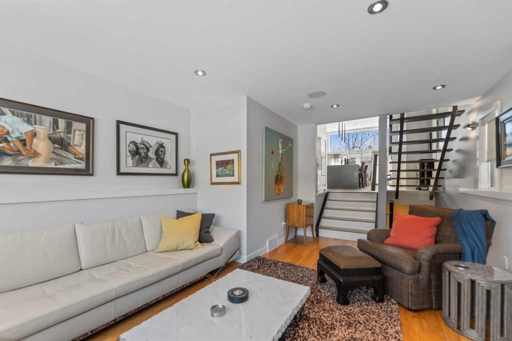 831 22 Avenue Nw, Calgary, AB - Indoor Photo Showing Living Room