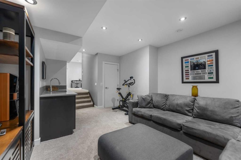 831 22 Avenue Nw, Calgary, AB - Indoor Photo Showing Living Room