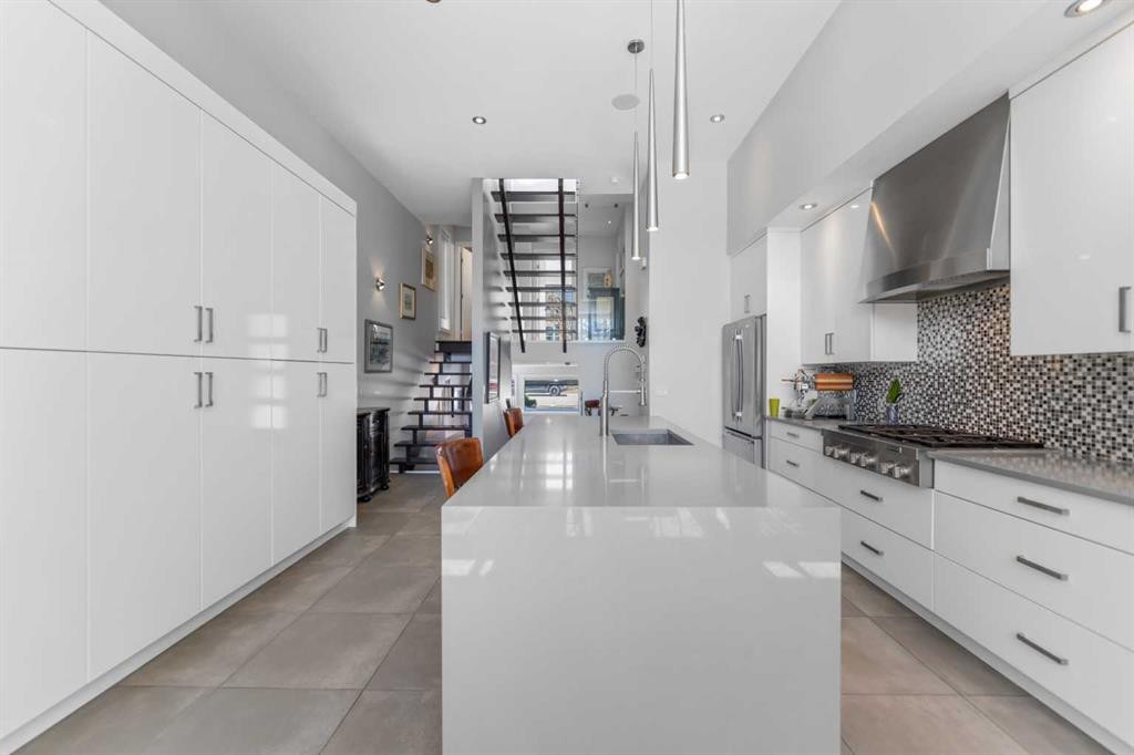 831 22 Avenue Nw, Calgary, AB - Indoor Photo Showing Kitchen With Upgraded Kitchen