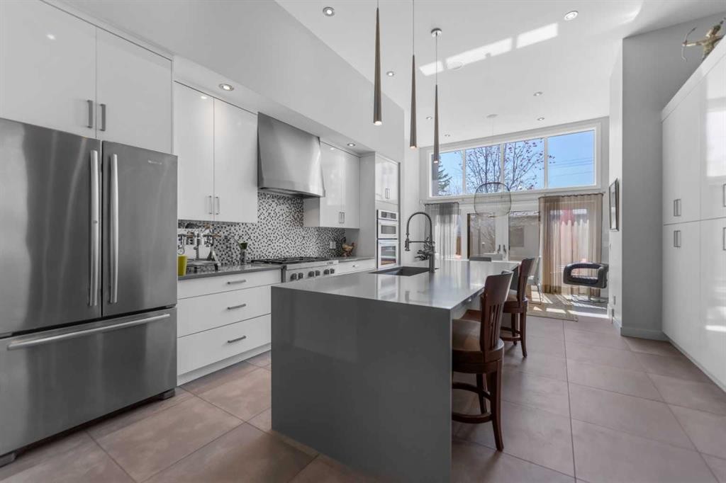 831 22 Avenue Nw, Calgary, AB - Indoor Photo Showing Kitchen With Upgraded Kitchen