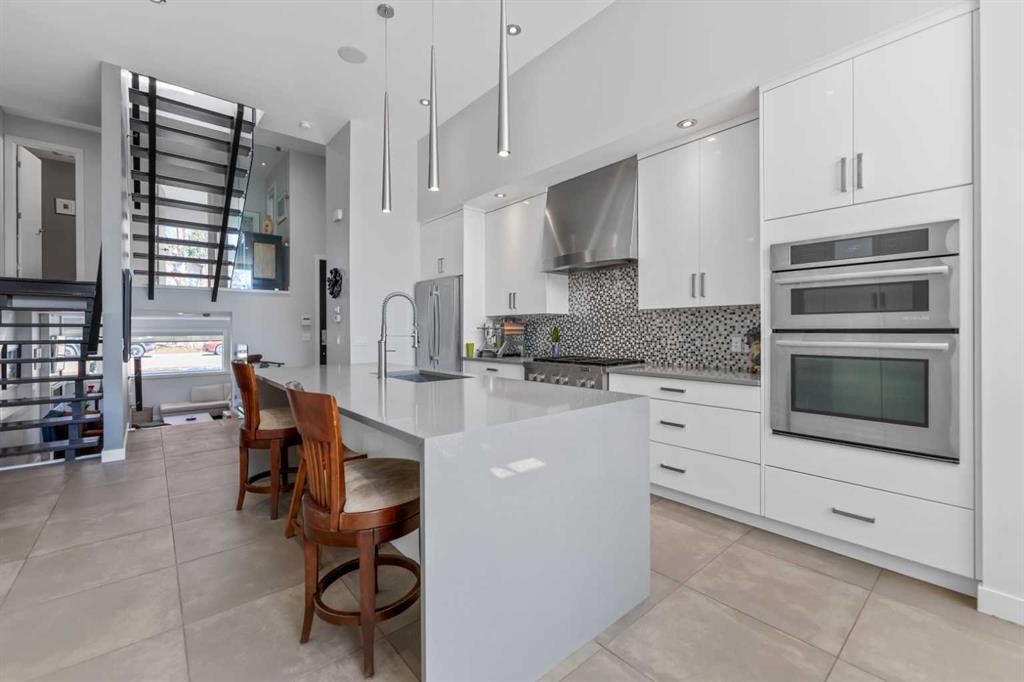 831 22 Avenue Nw, Calgary, AB - Indoor Photo Showing Kitchen With Upgraded Kitchen