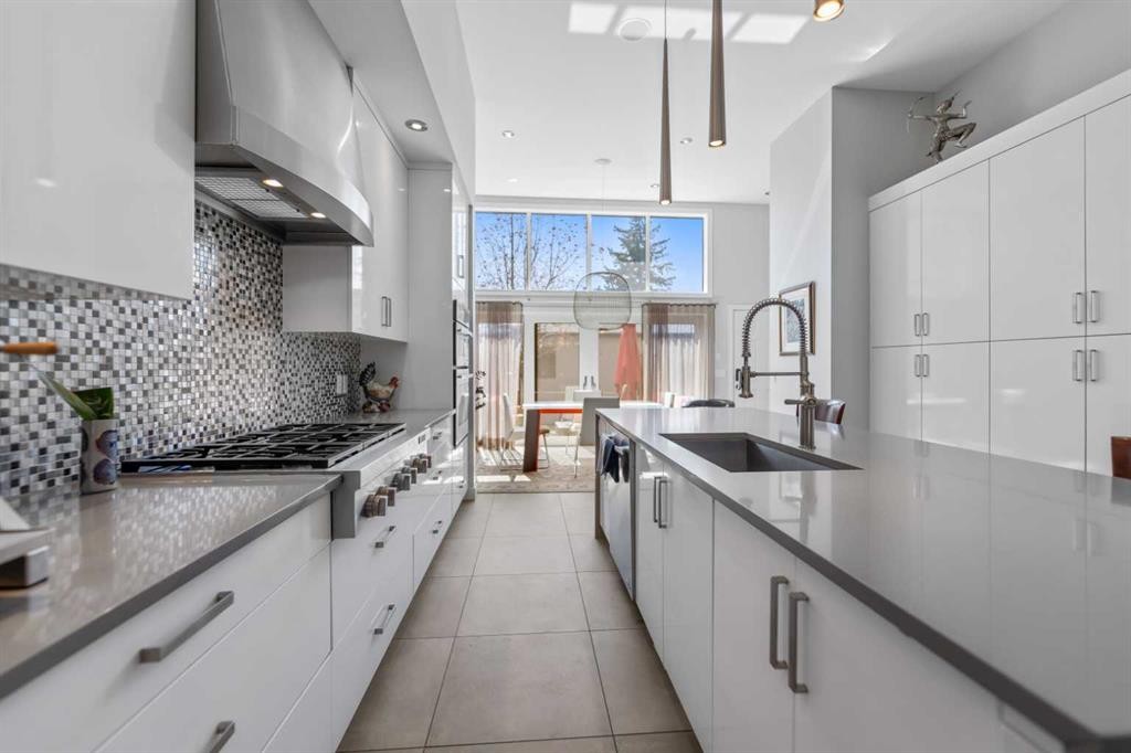 831 22 Avenue Nw, Calgary, AB - Indoor Photo Showing Kitchen With Upgraded Kitchen