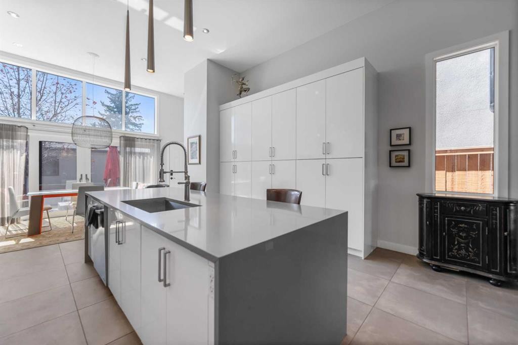 831 22 Avenue Nw, Calgary, AB - Indoor Photo Showing Kitchen With Upgraded Kitchen