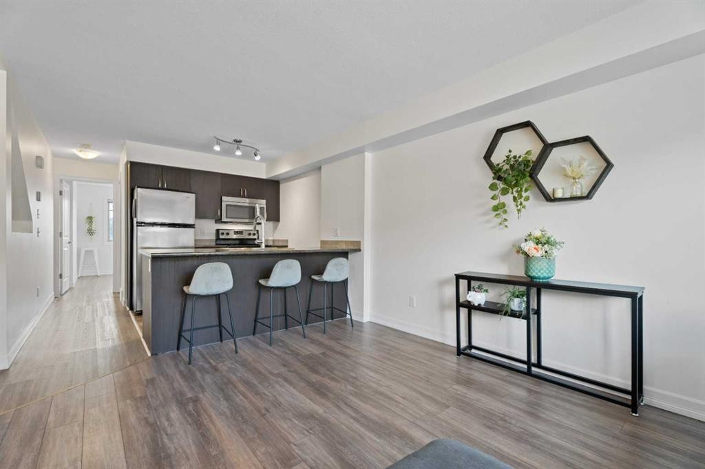 410-121 Copperpond Common Se, Calgary, AB - Indoor Photo Showing Kitchen