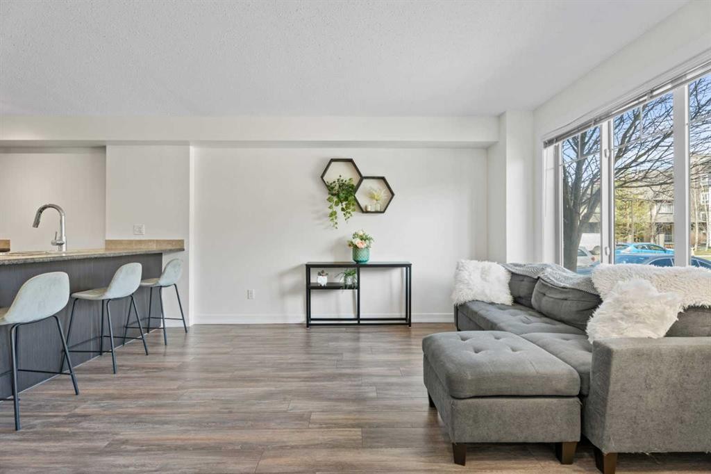 410-121 Copperpond Common Se, Calgary, AB - Indoor Photo Showing Living Room