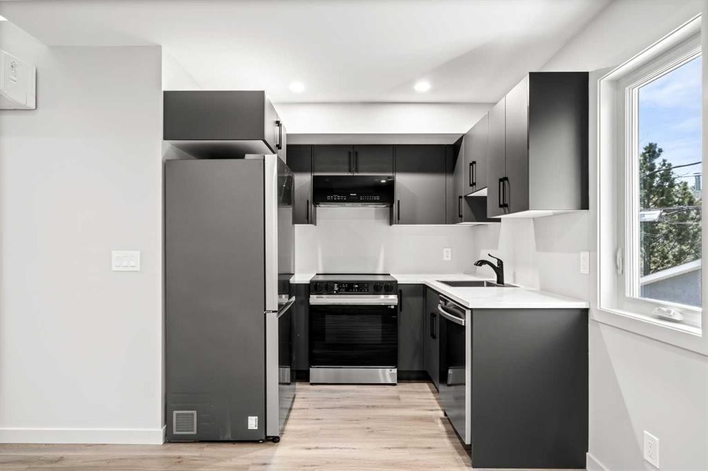 3607 7 Street Sw, Calgary, AB - Indoor Photo Showing Kitchen