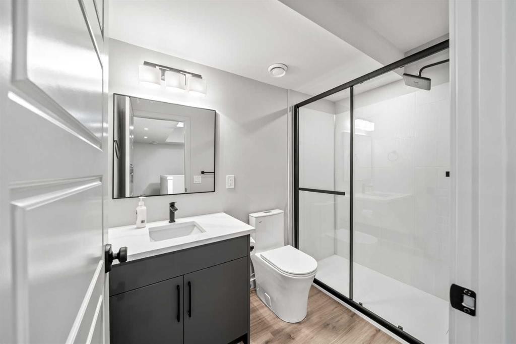 3607 7 Street Sw, Calgary, AB - Indoor Photo Showing Bathroom