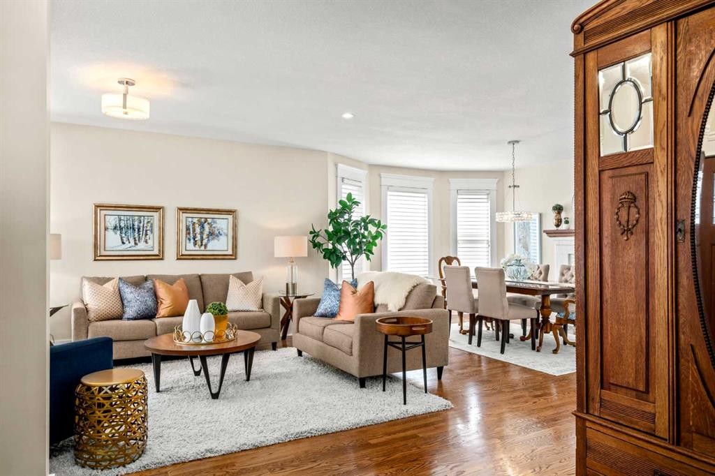 3607 7 Street Sw, Calgary, AB - Indoor Photo Showing Living Room