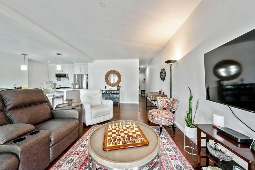 207-414 Meredith Road Ne, Calgary, AB - Indoor Photo Showing Living Room