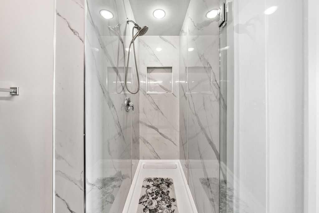 207-414 Meredith Road Ne, Calgary, AB - Indoor Photo Showing Bathroom