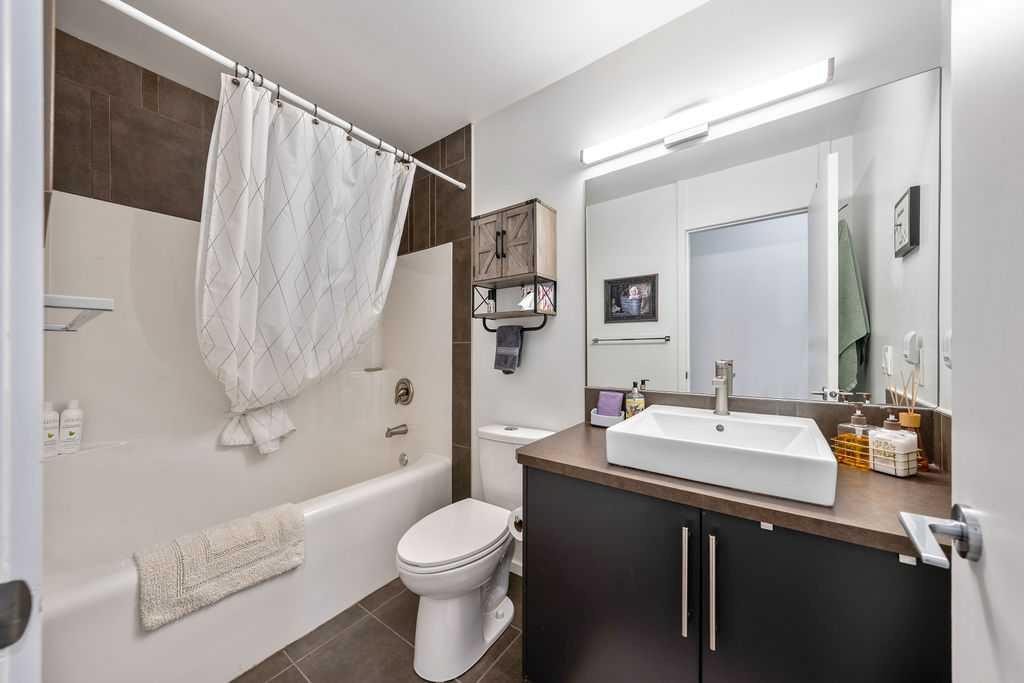 207-414 Meredith Road Ne, Calgary, AB - Indoor Photo Showing Bathroom