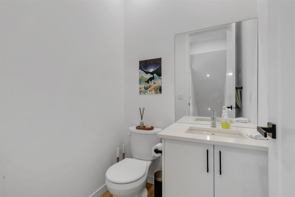 213 Greenbriar Common, Calgary, AB - Indoor Photo Showing Bathroom