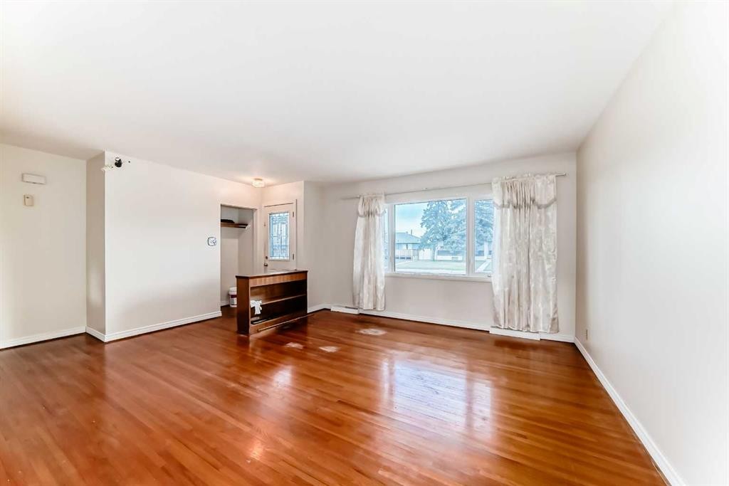 1527 49 Street Se, Calgary, AB - Indoor