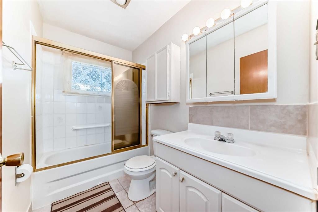 1527 49 Street Se, Calgary, AB - Indoor Photo Showing Bathroom
