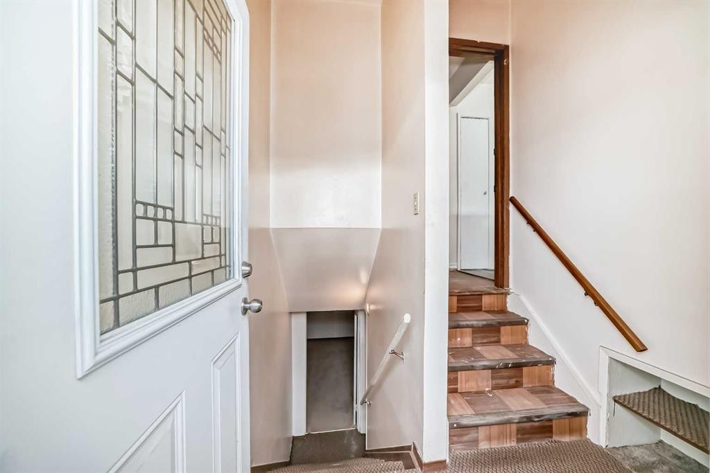 1527 49 Street Se, Calgary, AB - Indoor Photo Showing Other Room