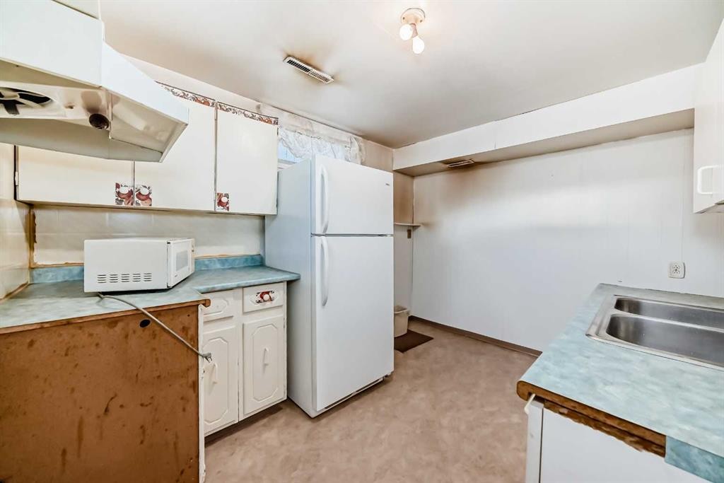 1527 49 Street Se, Calgary, AB - Indoor Photo Showing Kitchen With Double Sink