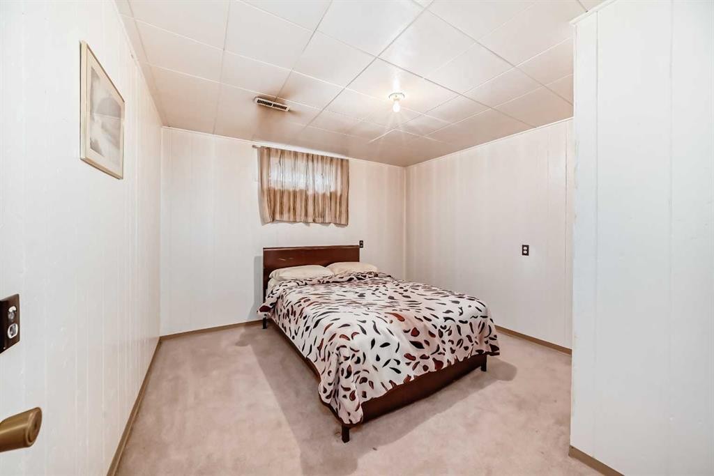 1527 49 Street Se, Calgary, AB - Indoor Photo Showing Bedroom