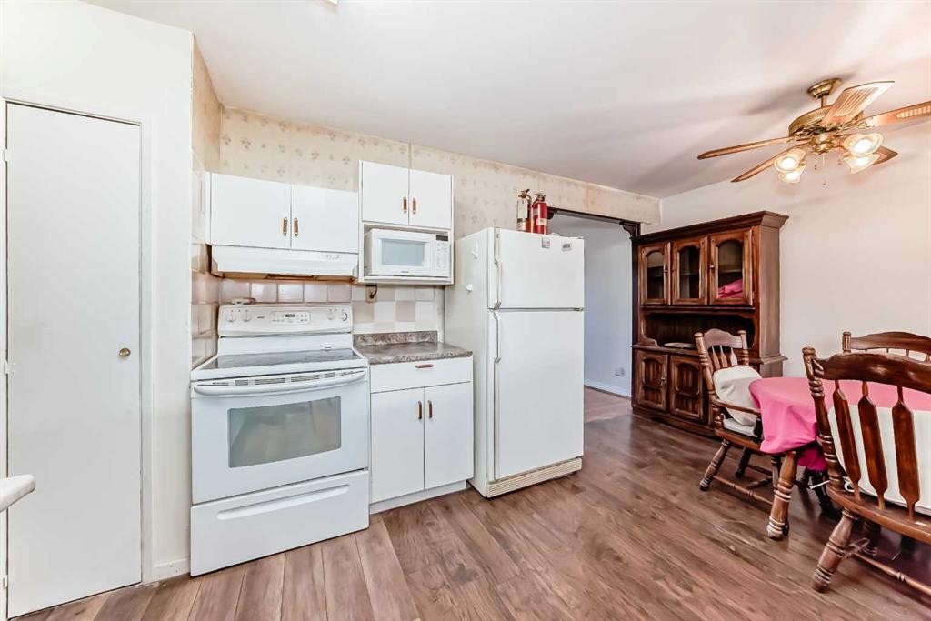 1527 49 Street Se, Calgary, AB - Indoor Photo Showing Kitchen