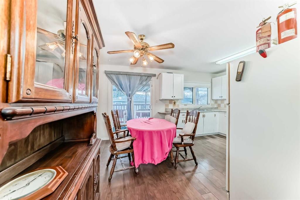1527 49 Street Se, Calgary, AB - Indoor Photo Showing Dining Room