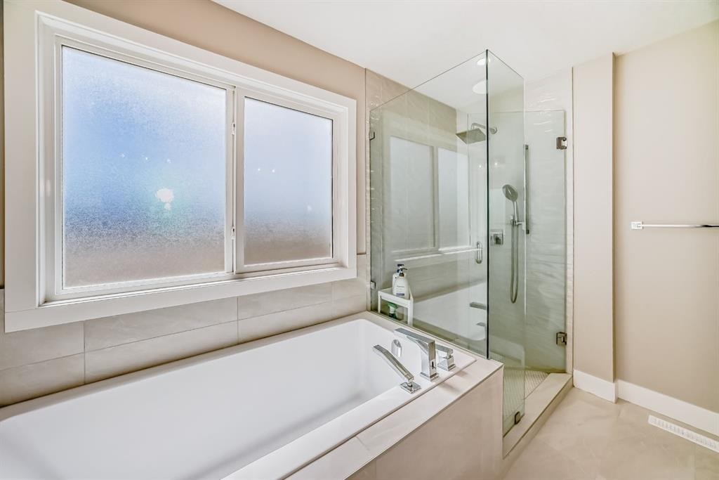 80 Vantage Drive, Cochrane, AB - Indoor Photo Showing Bathroom
