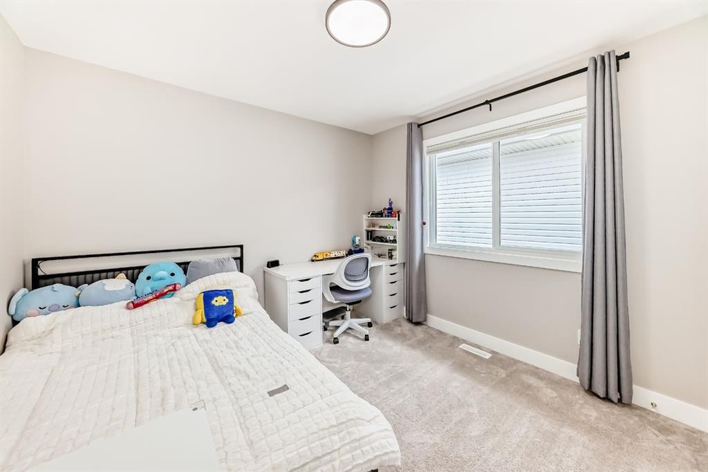 80 Vantage Drive, Cochrane, AB - Indoor Photo Showing Bedroom