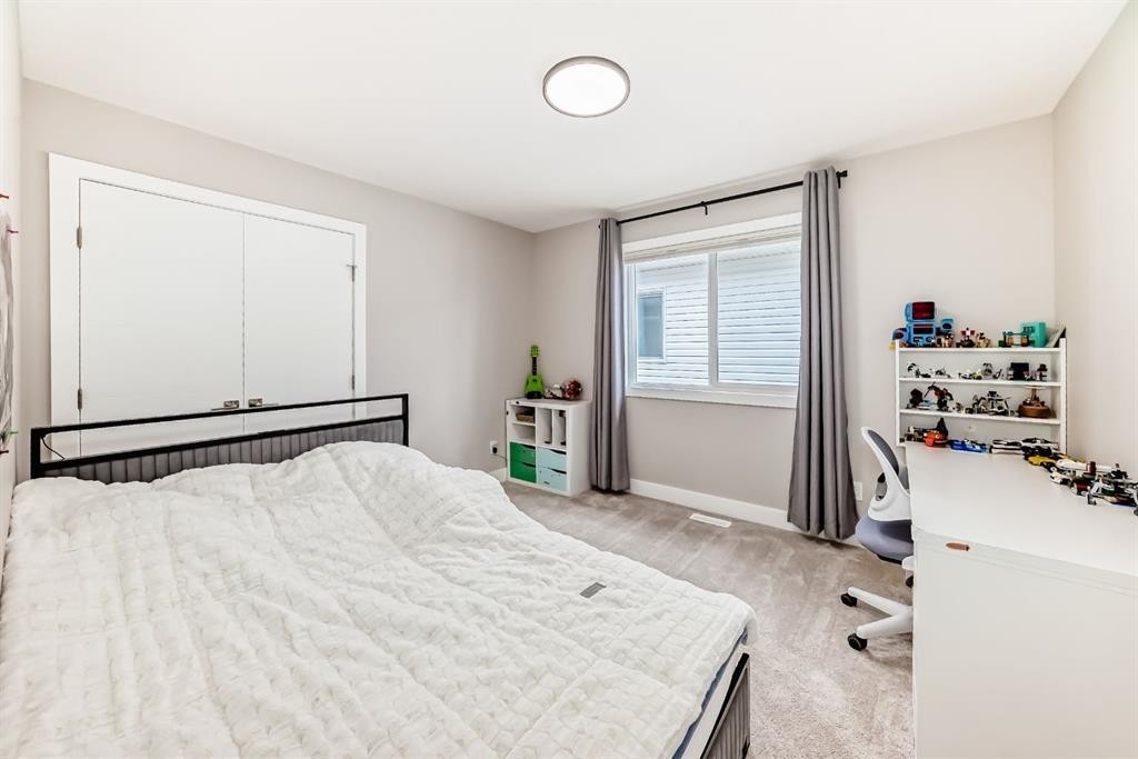 80 Vantage Drive, Cochrane, AB - Indoor Photo Showing Bedroom
