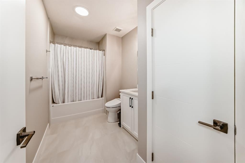 80 Vantage Drive, Cochrane, AB - Indoor Photo Showing Bathroom