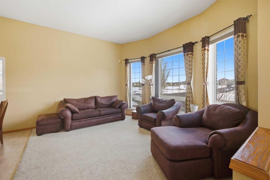 39 Saddlemont Close Ne, Calgary, AB - Indoor Photo Showing Living Room