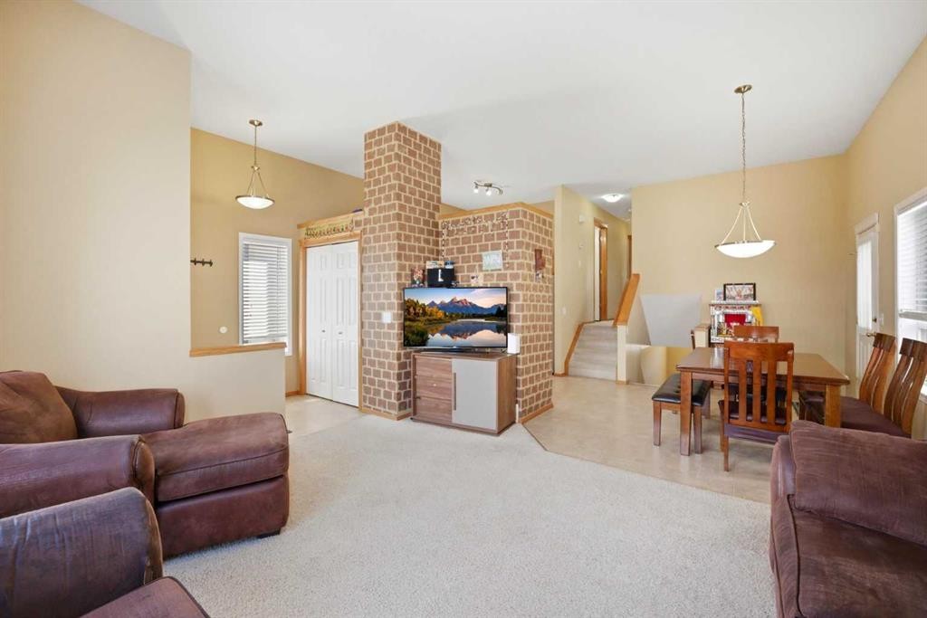 39 Saddlemont Close Ne, Calgary, AB - Indoor Photo Showing Living Room