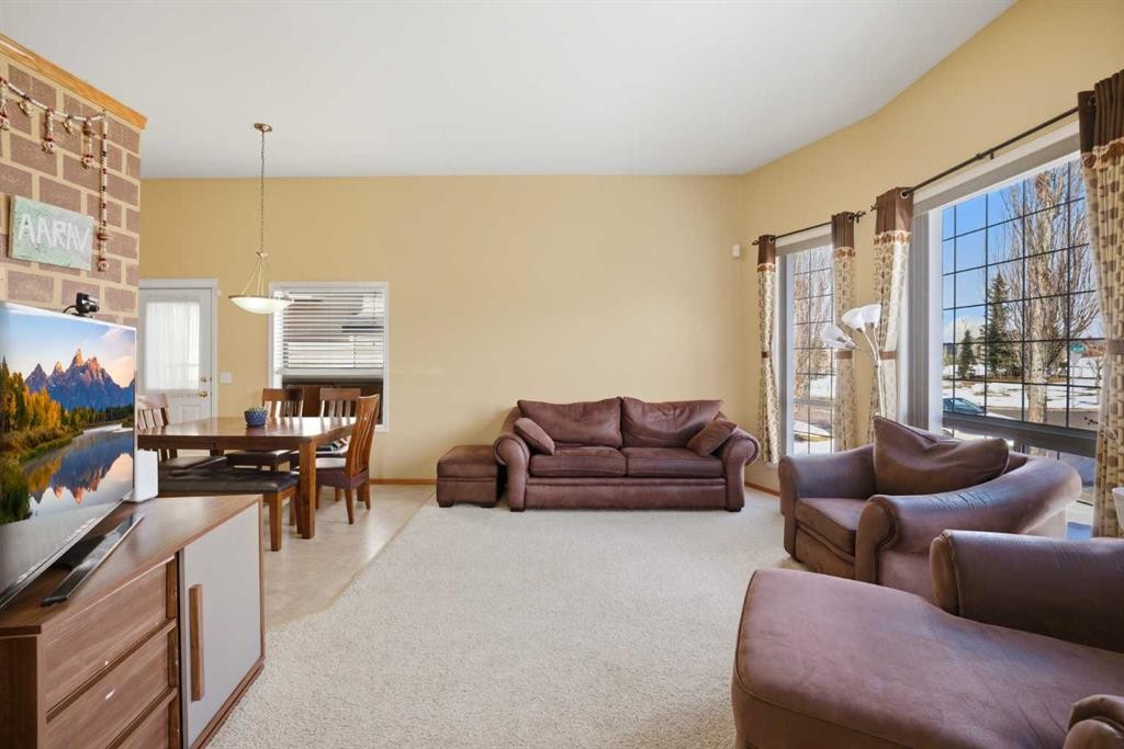 39 Saddlemont Close Ne, Calgary, AB - Indoor Photo Showing Living Room