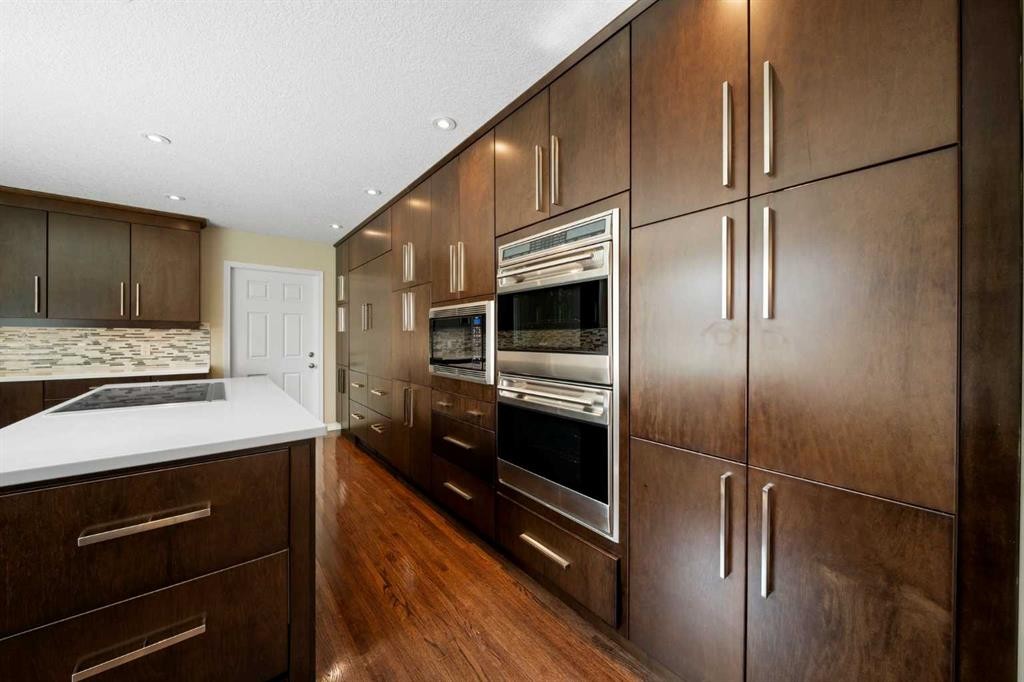 159 Malibou Road Sw, Calgary, AB - Indoor Photo Showing Kitchen