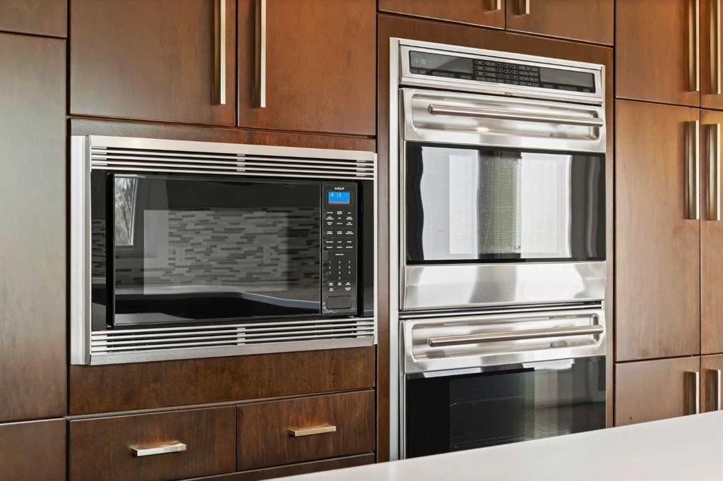 159 Malibou Road Sw, Calgary, AB - Indoor Photo Showing Kitchen