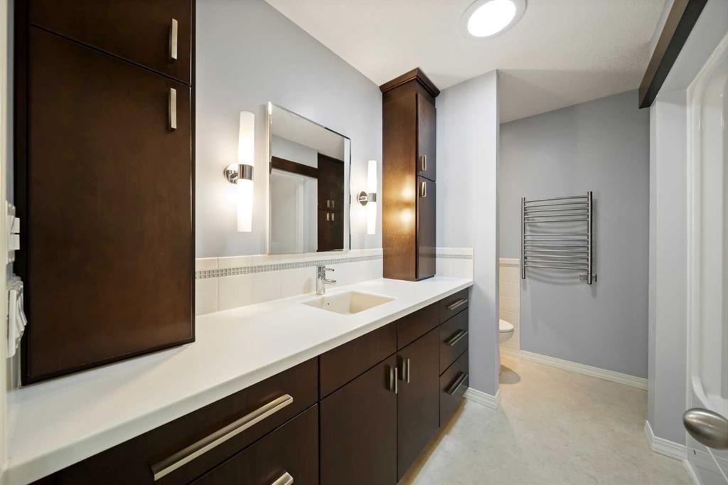 159 Malibou Road Sw, Calgary, AB - Indoor Photo Showing Bathroom