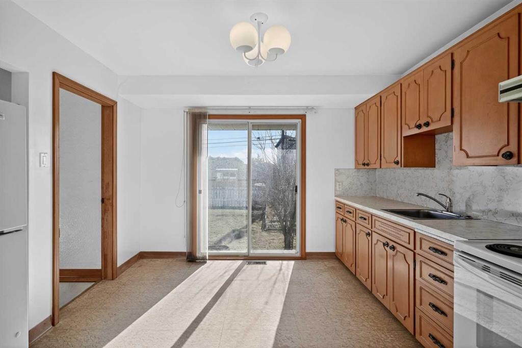 2416 38 Street Sw, Calgary, AB - Indoor Photo Showing Kitchen